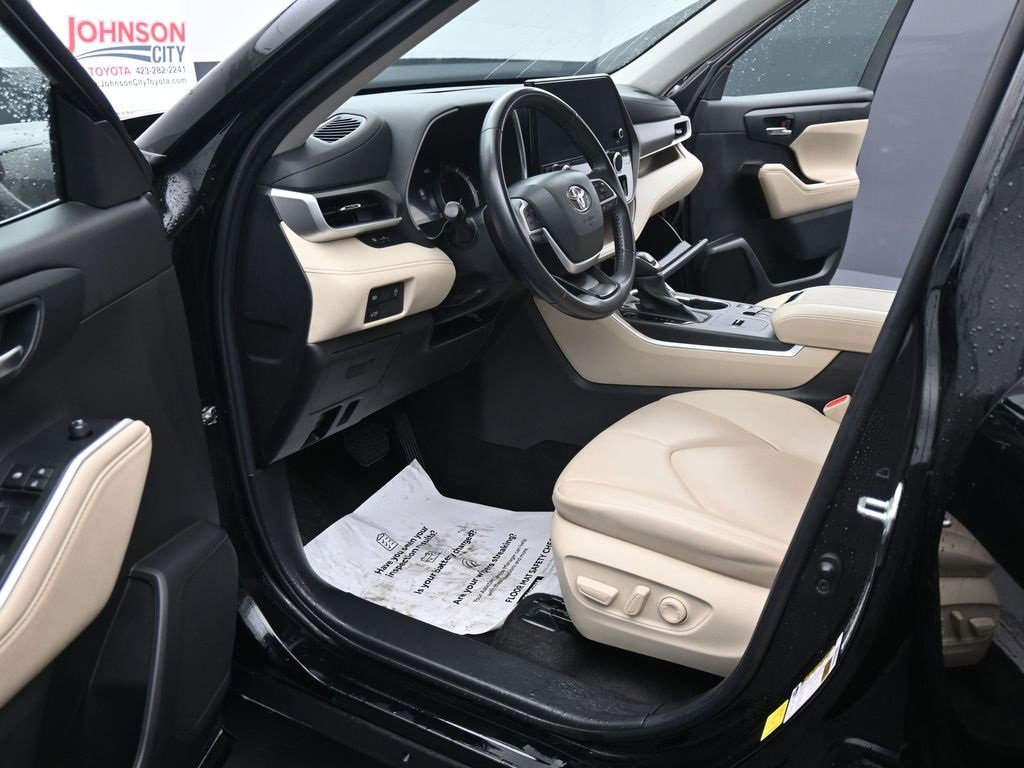 Used 2023 Toyota Highlander XLE image 19