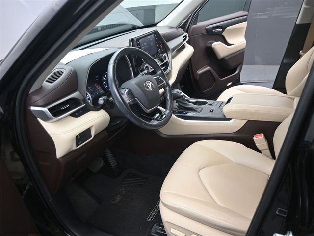 Used 2021 Toyota Highlander XLE image 4