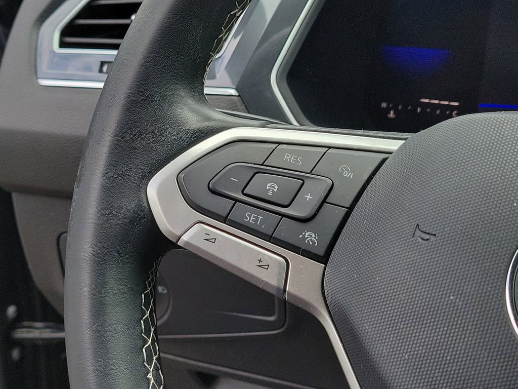 Used 2022 Volkswagen Tiguan SE w/ Panoramic Sunroof Package FWD image 29