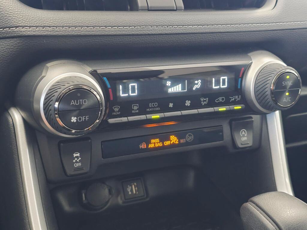 Used 2025 Toyota RAV4 XLE AWD/4WD image 28