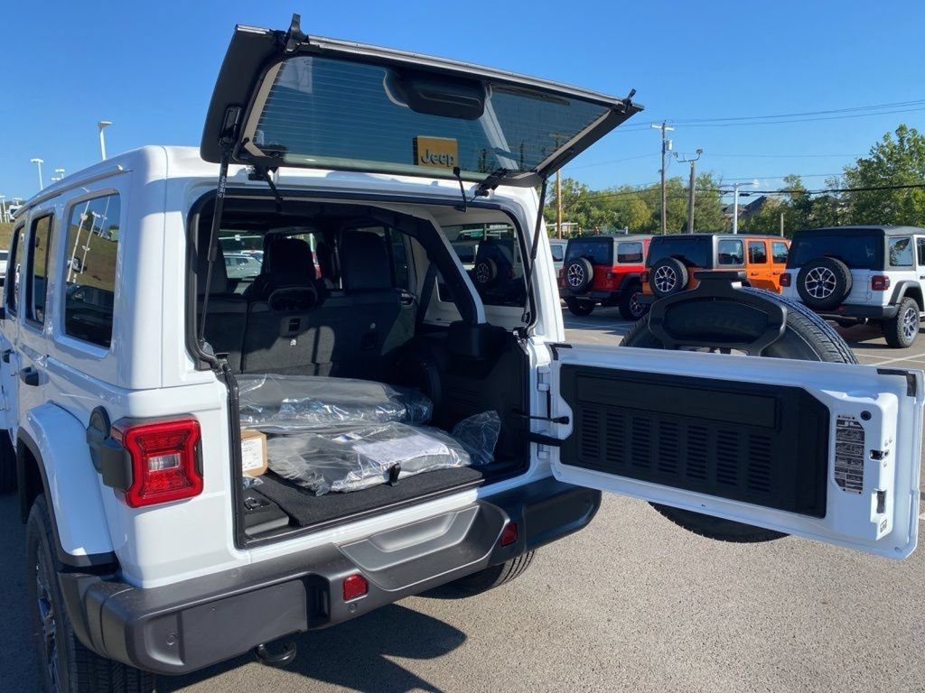 New 2025 Jeep Wrangler Unlimited Sahara w/ Safety Group AWD/4WD image 15