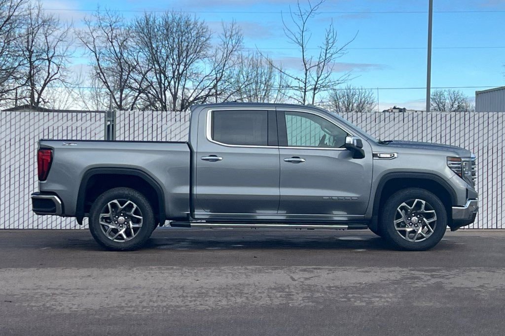 New 2026 GMC Sierra 1500 SLT image 3