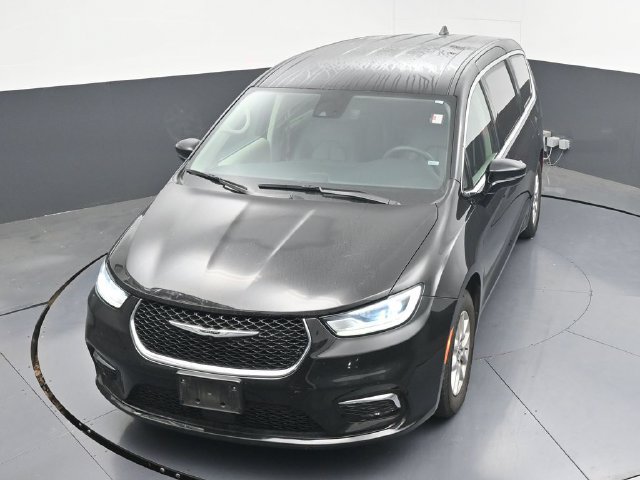 Used 2024 Chrysler Pacifica Touring-L FWD image 30