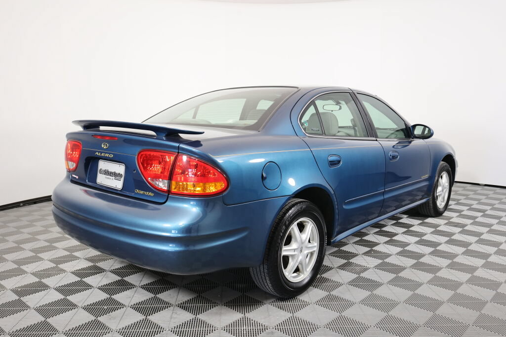 Used 2002 Oldsmobile Alero GL w/ Sun & Sound Pkg FWD image 2