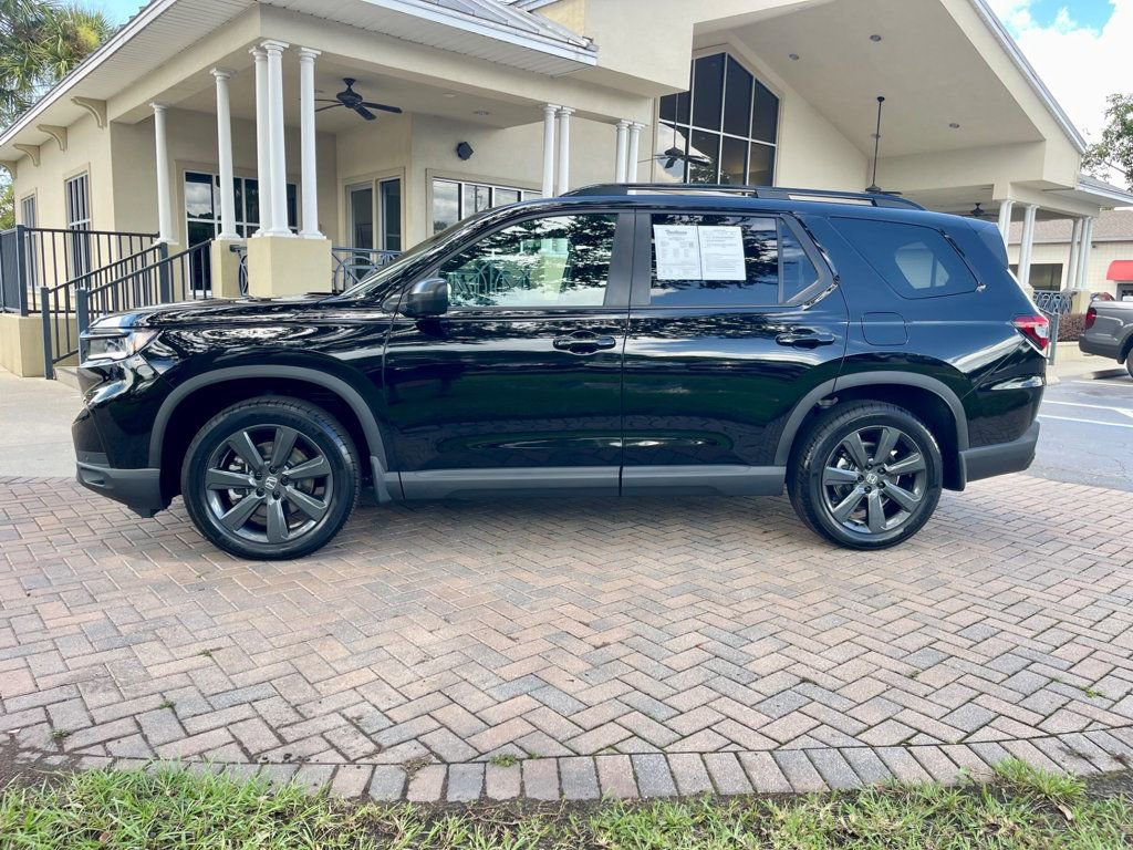 Used 2025 Honda Pilot Sport image 2