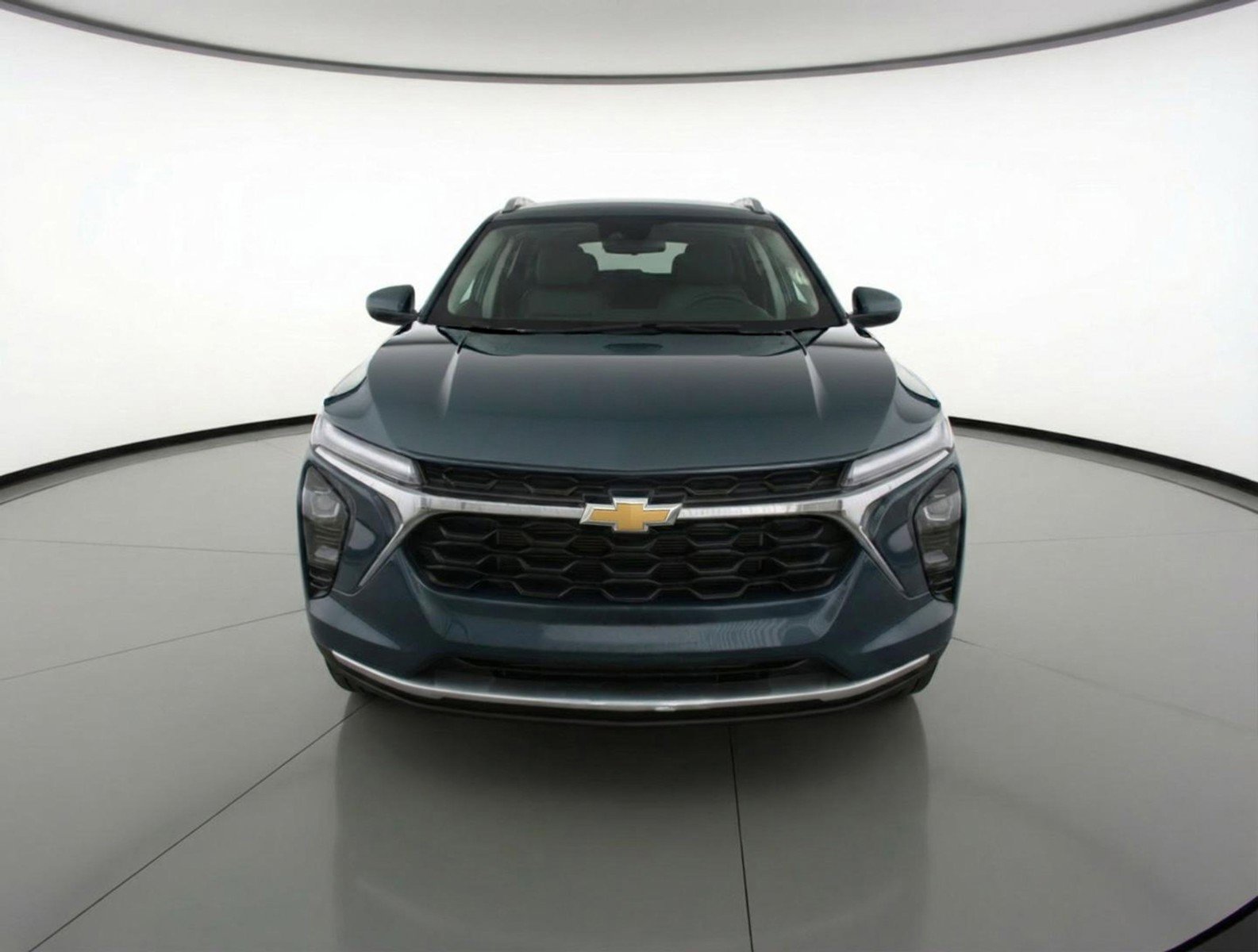 Used 2025 Chevrolet Trax LT FWD image 2