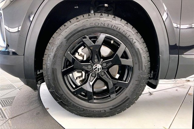 Used 2025 Volkswagen Atlas Peak Edition SE image 9