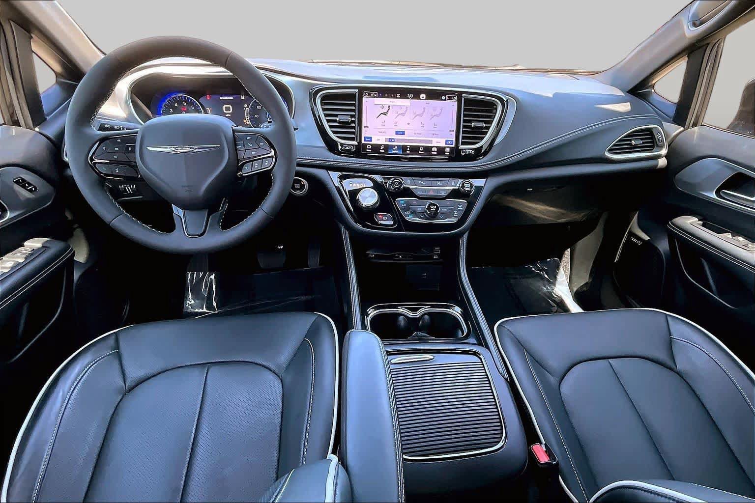 Used 2026 Chrysler Pacifica Limited w/ Uconnect Theater Family Group FWD image 15