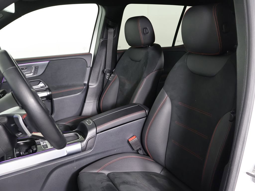 Used 2025 Mercedes-Benz GLB 250 4MATIC image 25