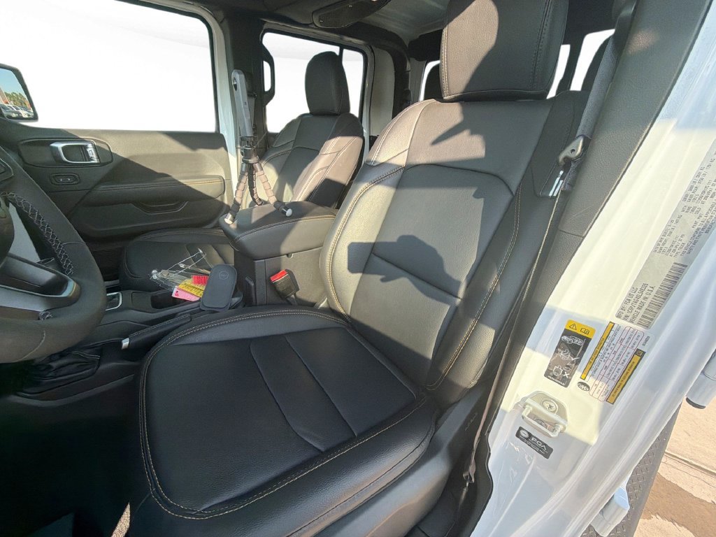 Used 2025 Jeep Gladiator Mojave AWD/4WD image 9