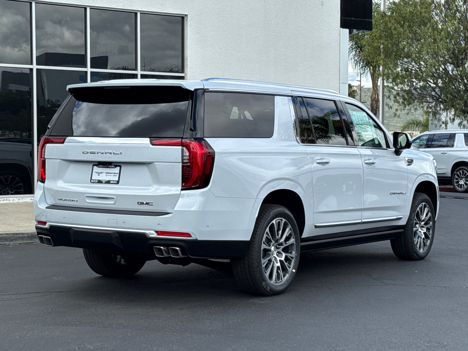 Used 2026 GMC Yukon XL Denali w/ Denali Reserve Package AWD/4WD image 16