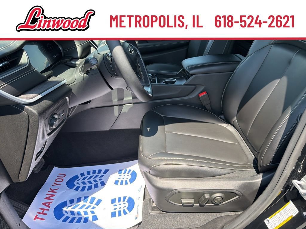 Used 2024 Jeep Grand Cherokee Limited w/ Black Appearance Package AWD/4WD image 16