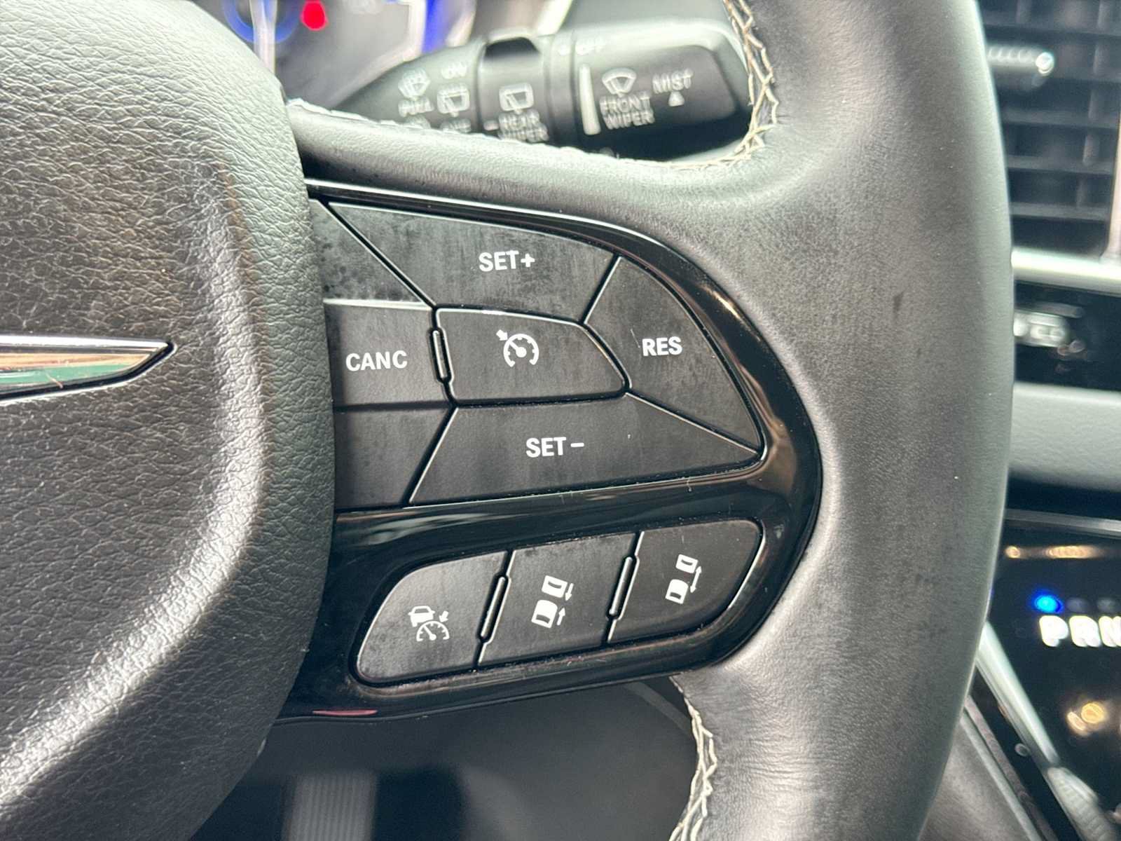Used 2018 Chrysler Pacifica Touring-L w/ Advanced Safetytec Group FWD image 25
