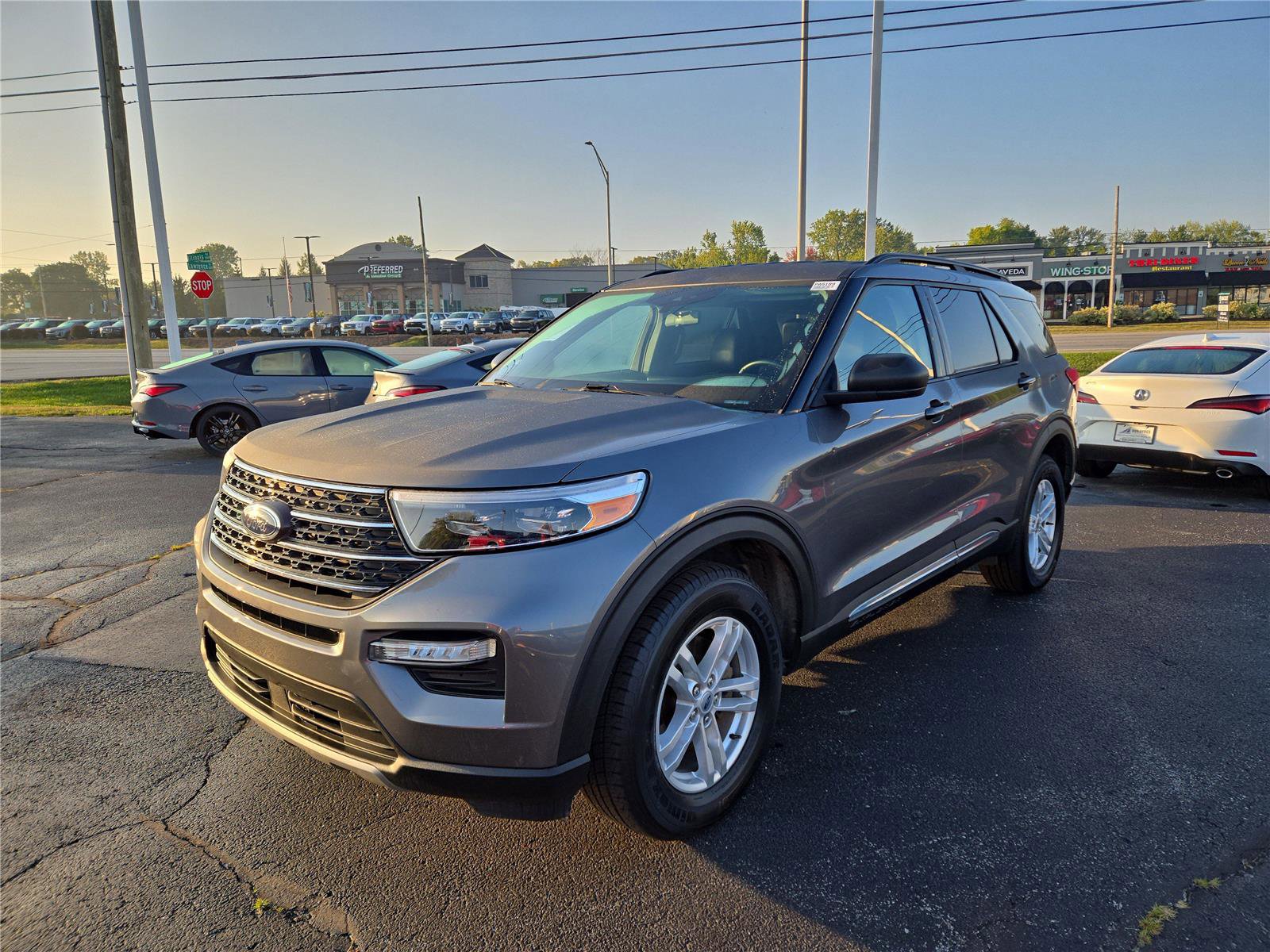 Used 2022 Ford Explorer XLT w/ Equipment Group 202A image 2