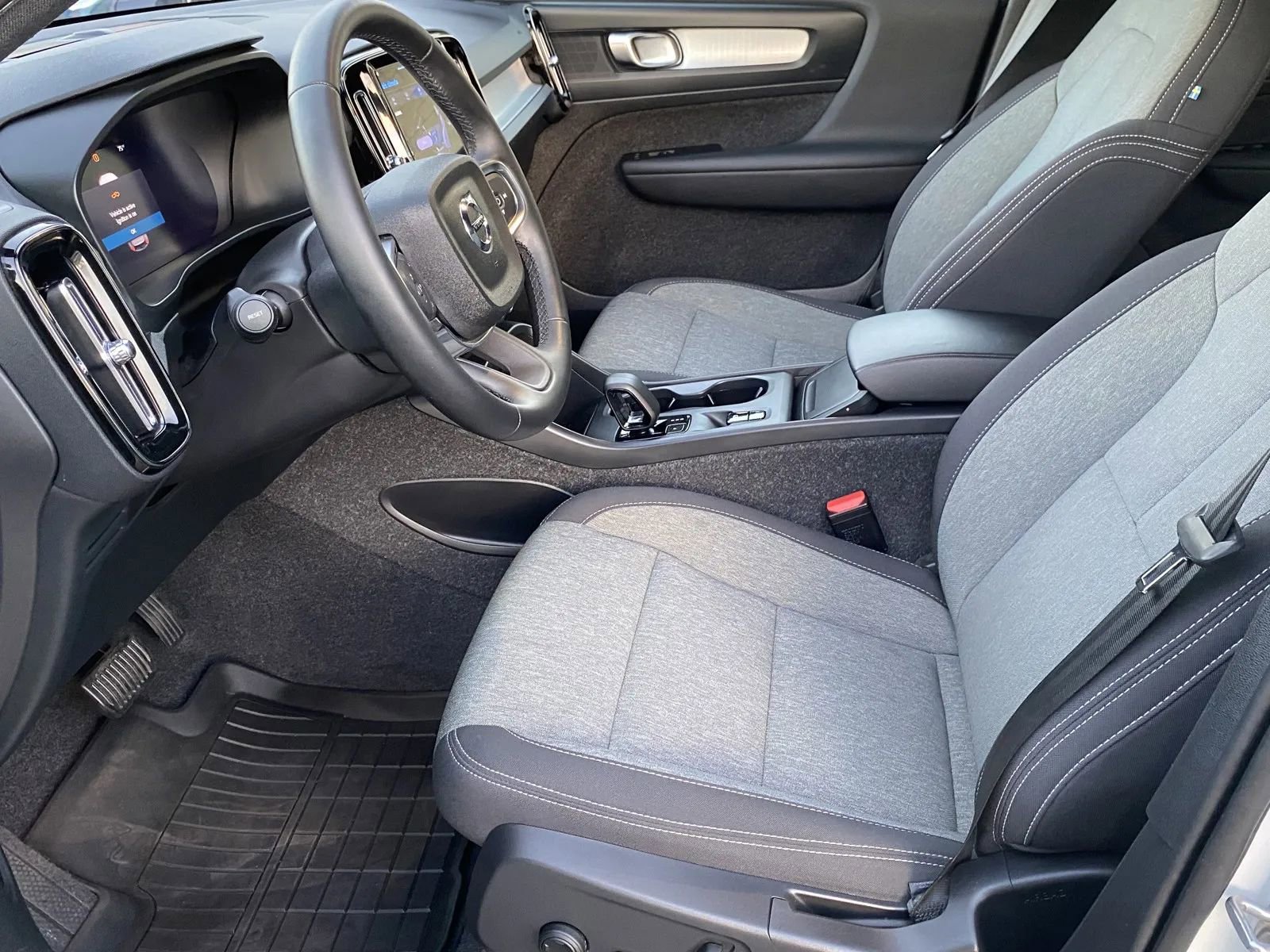 Used 2025 Volvo XC40 B5 Core image 11