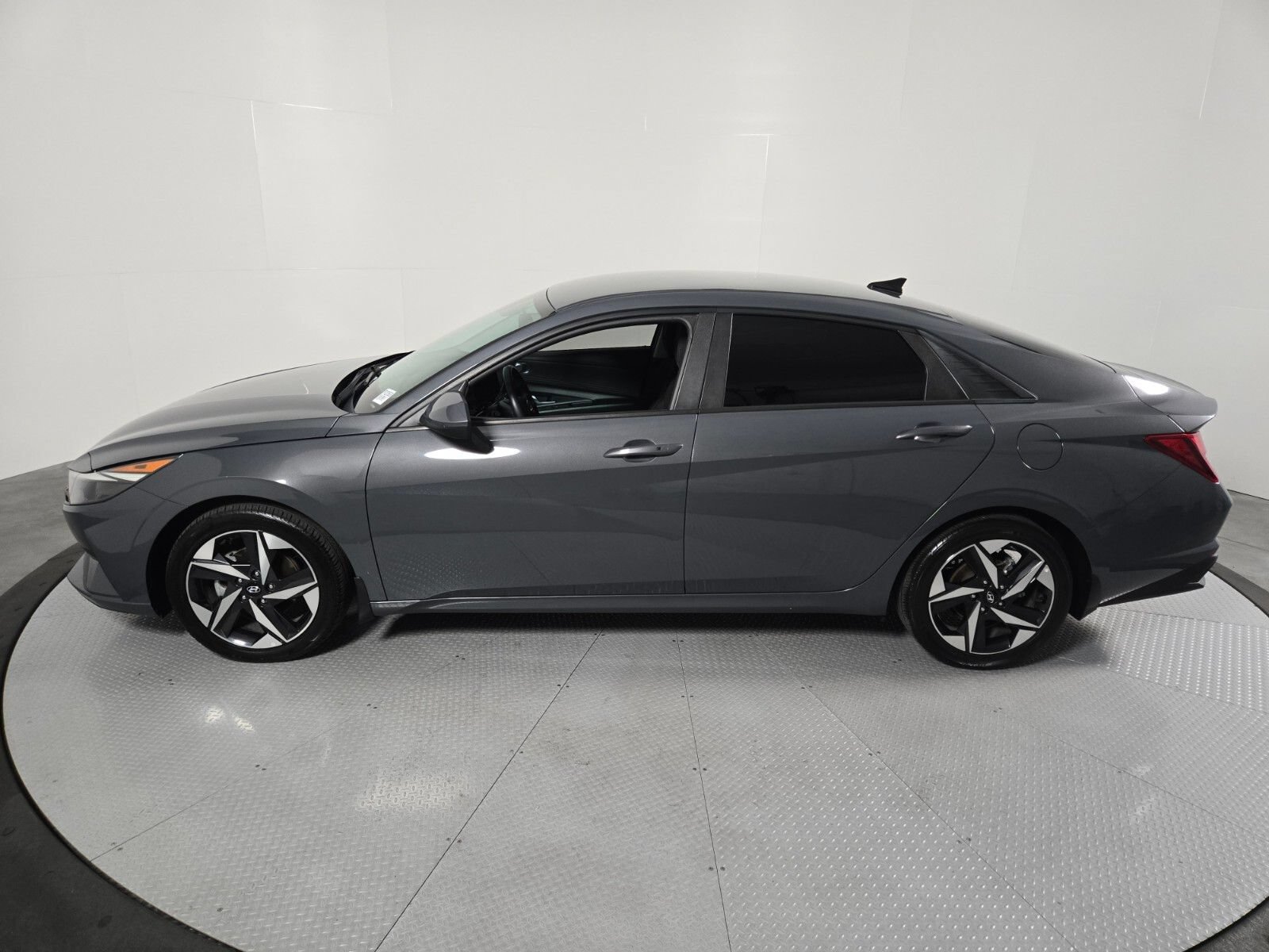 Used 2023 Hyundai Elantra SEL w/ Convenience Package FWD image 32