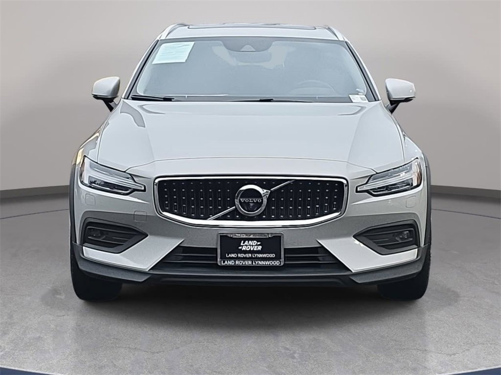 Used 2020 Volvo V60 T5 Cross Country image 3