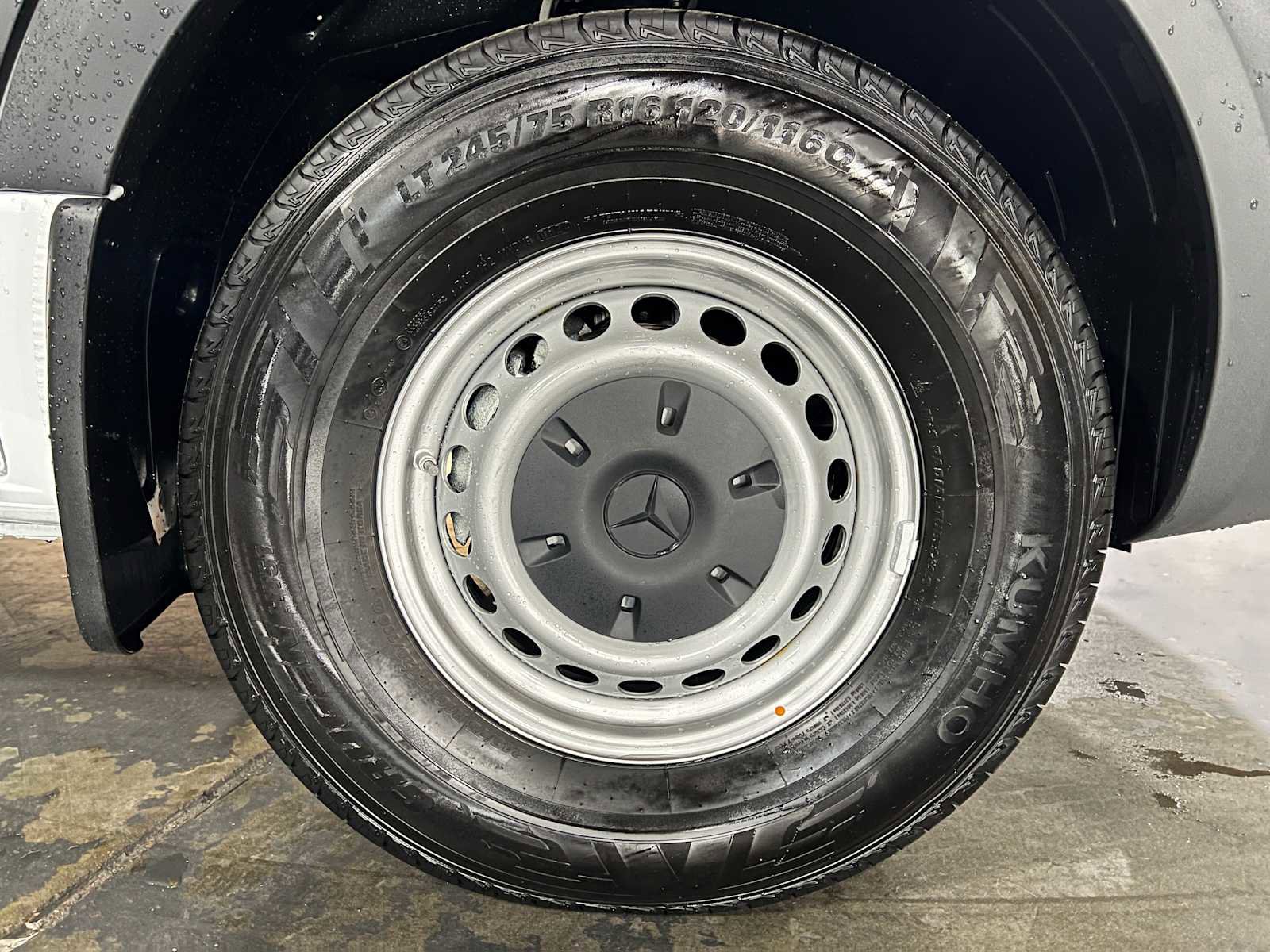 Used 2025 Mercedes-Benz Sprinter 2500 image 9