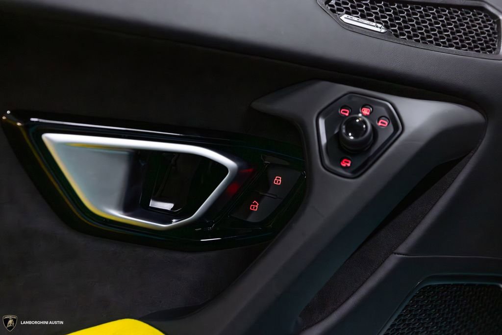 Used 2022 Lamborghini Huracan EVO RWD image 16
