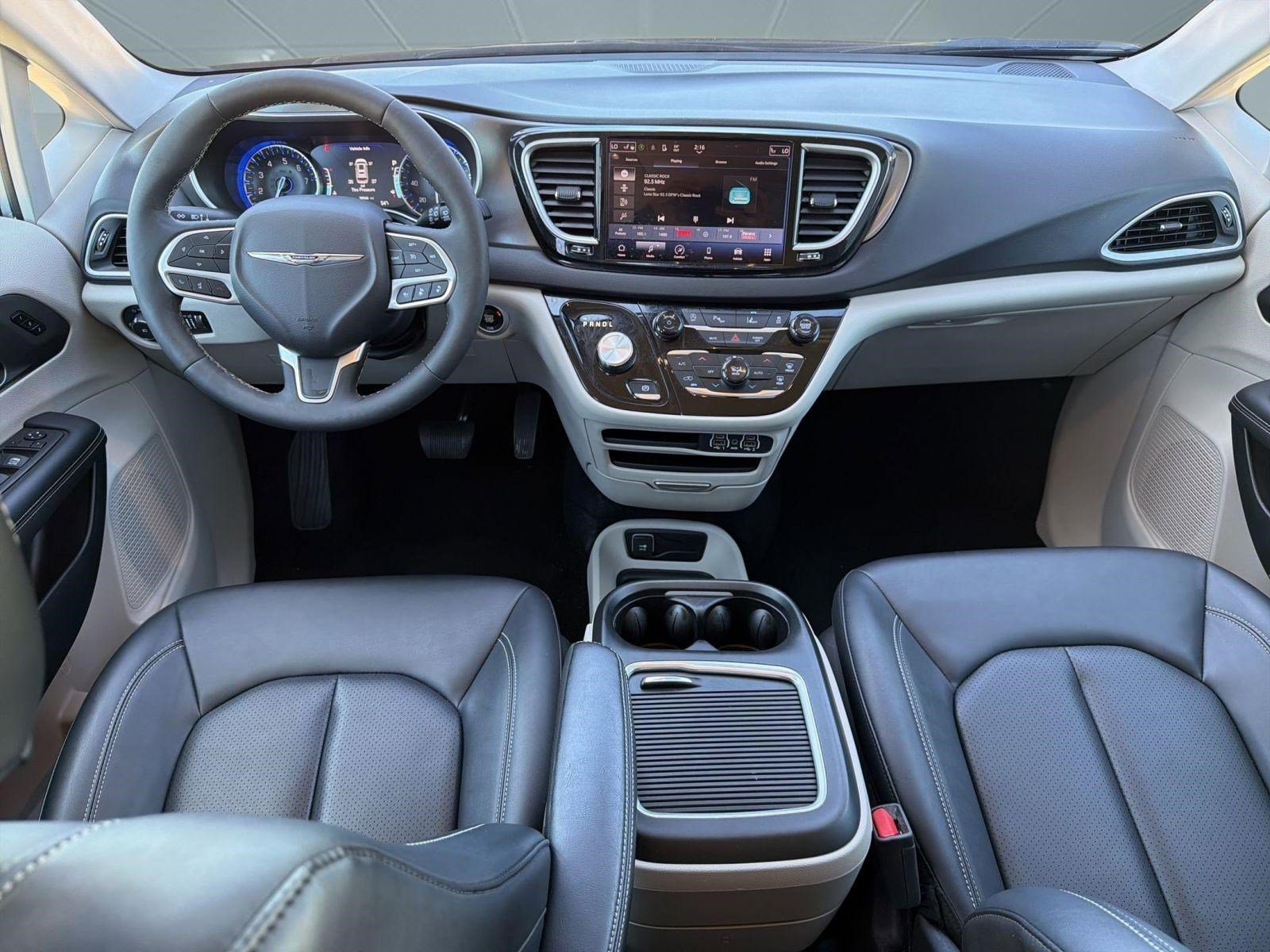 Certified 2024 Chrysler Pacifica Touring-L FWD image 16