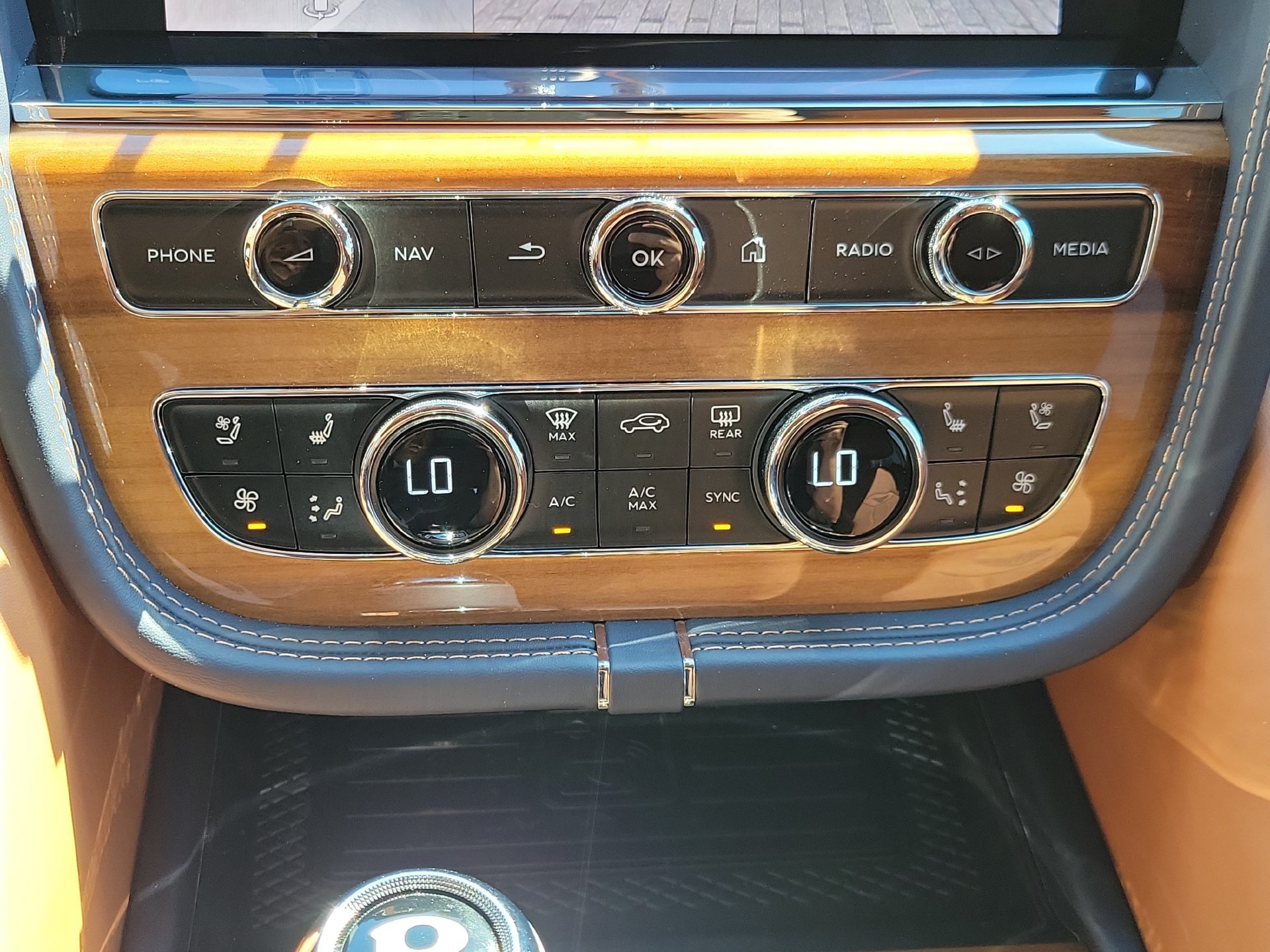 Certified 2025 Bentley Bentayga Extended Wheelbase AWD/4WD image 37