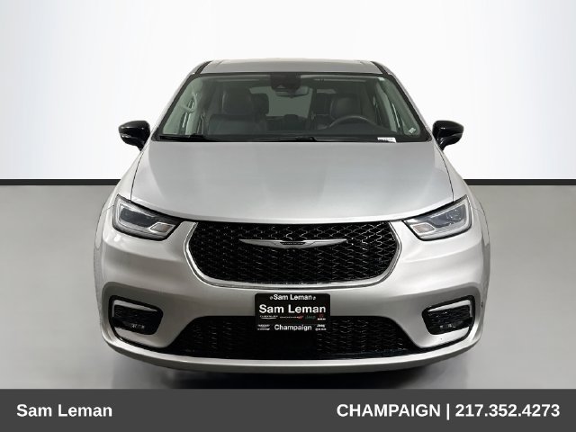 Used 2024 Chrysler Pacifica Touring-L FWD image 2