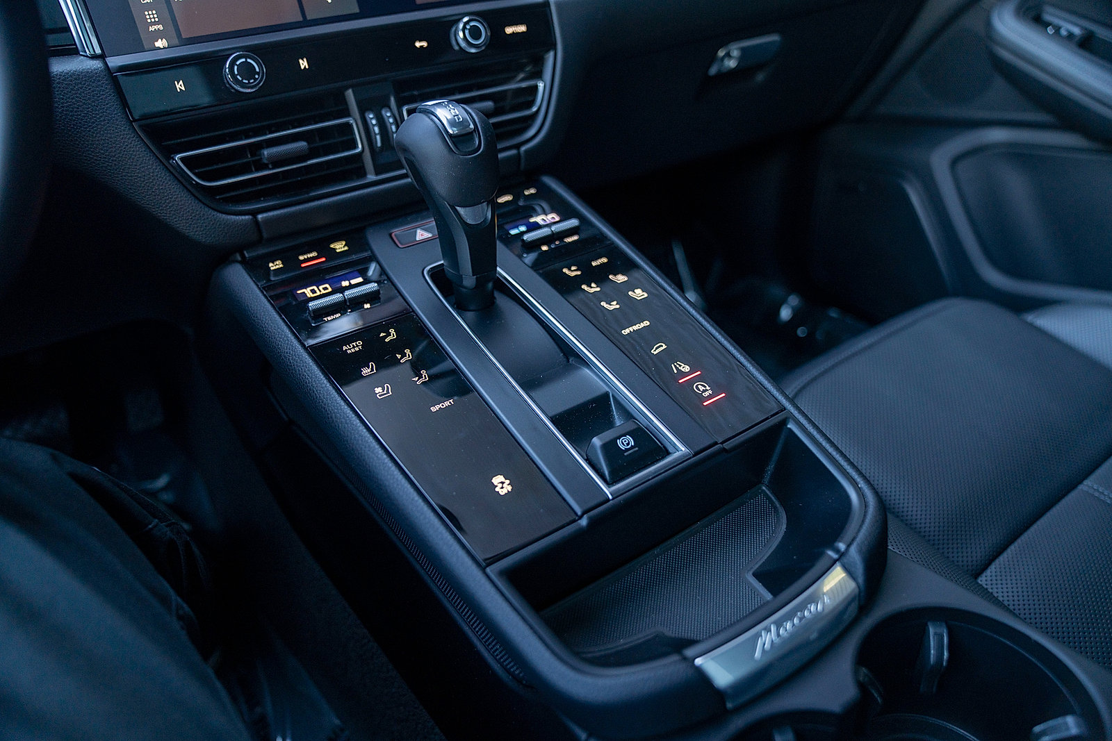 Certified 2025 Porsche Macan image 13