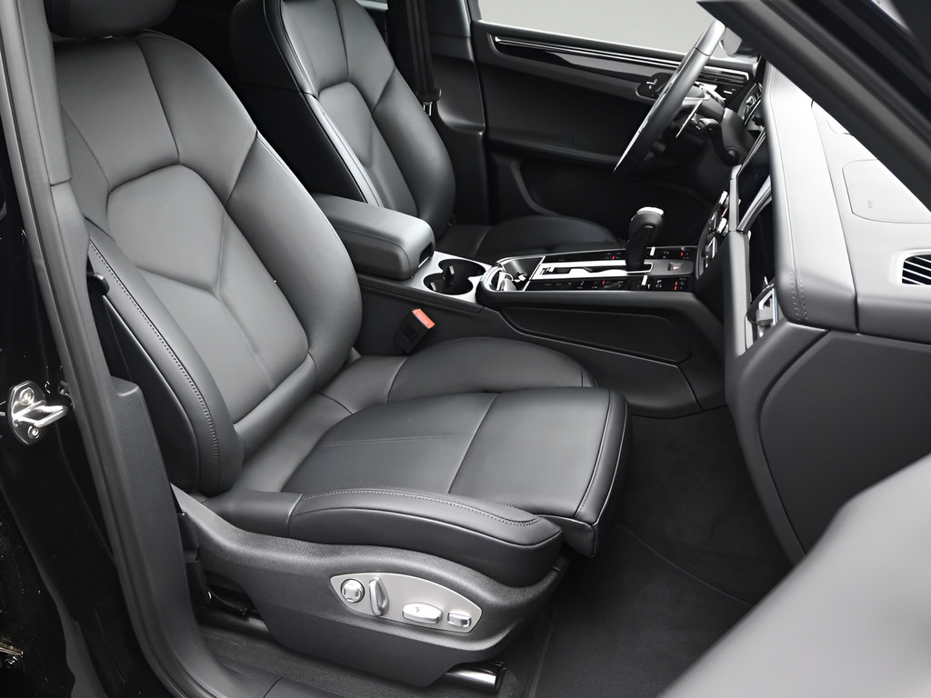 Certified 2026 Porsche Macan AWD/4WD image 10