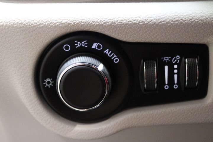 Used 2021 Chrysler Voyager Lxi FWD image 35
