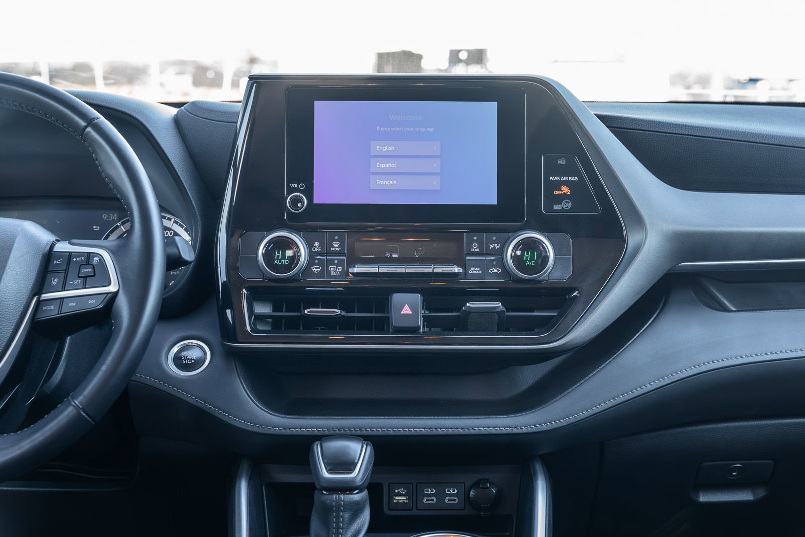 Used 2024 Toyota Highlander LE image 31