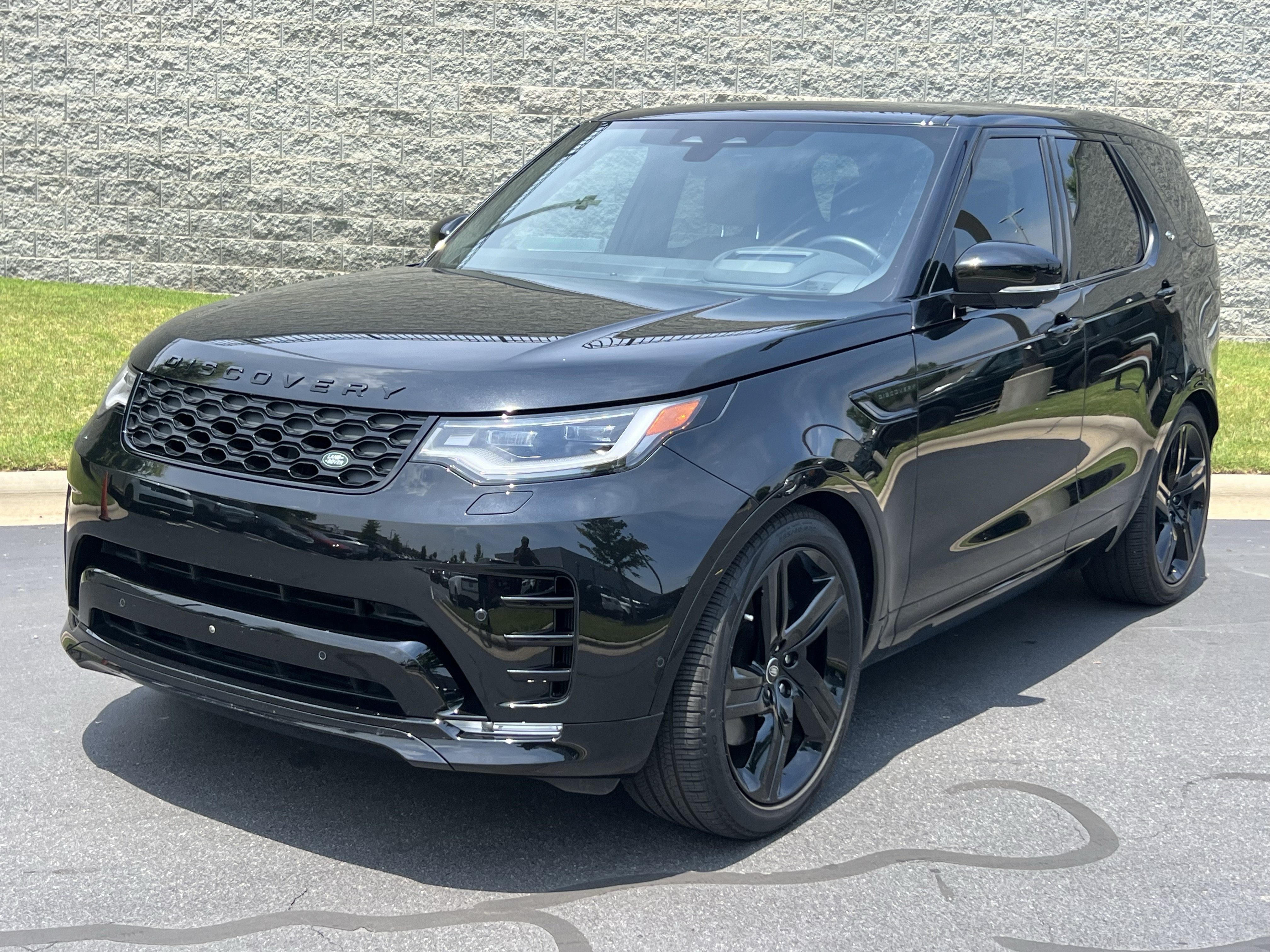 Certified 2025 Land Rover Discovery Dynamic SE AWD/4WD image 2