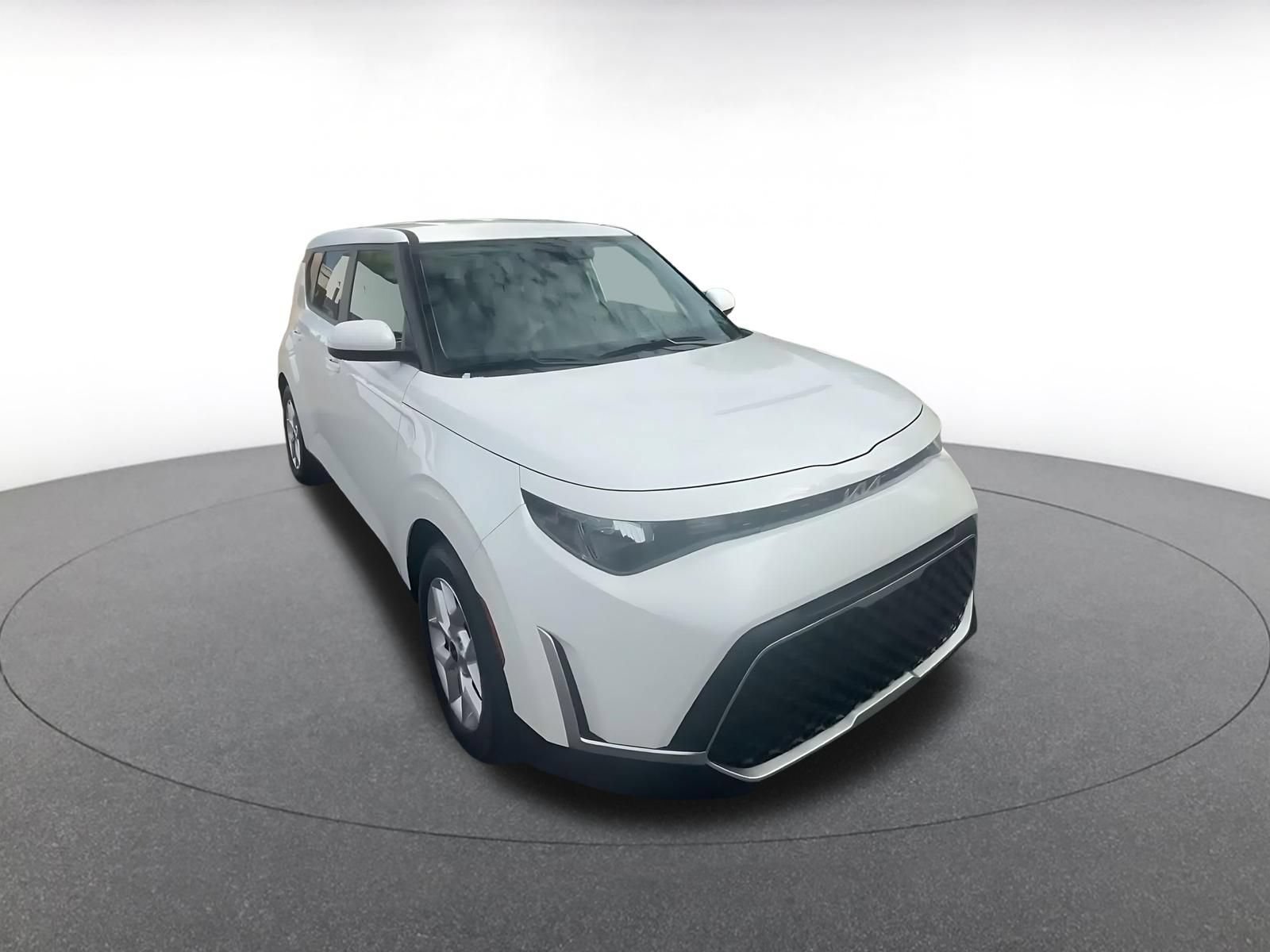 Used 2025 Kia Soul LX w/ LX Technology Package FWD image 3