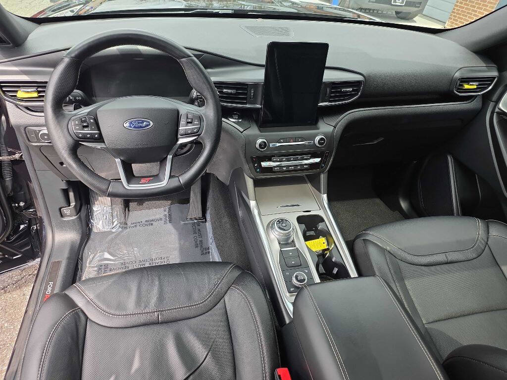 Used 2020 Ford Explorer ST w/ ST Street Pack image 9