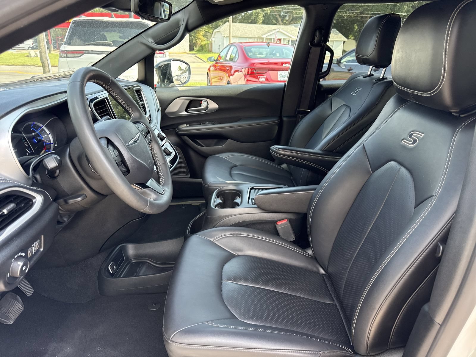 Used 2024 Chrysler Pacifica Limited FWD image 9