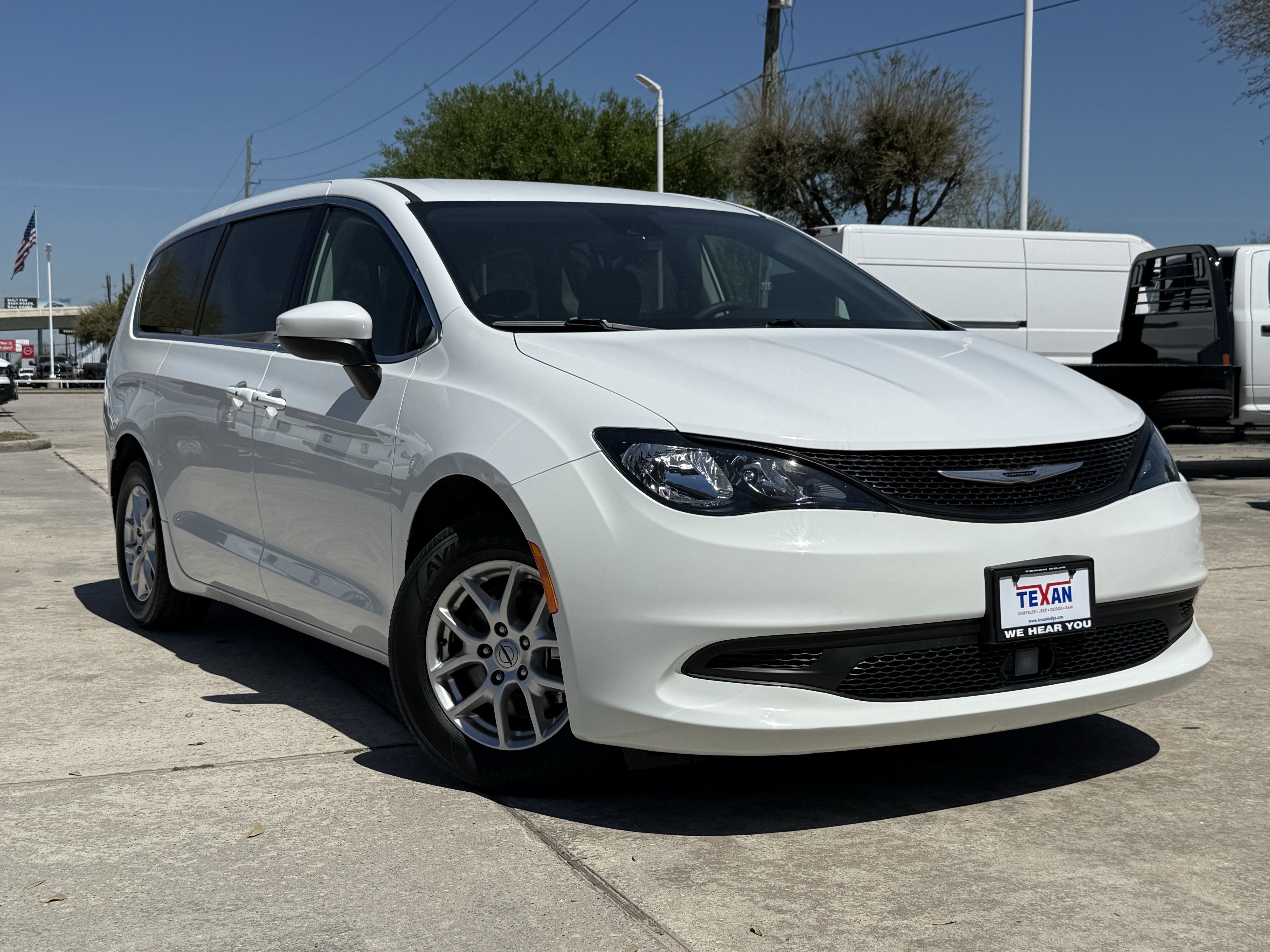 Used 2023 Chrysler Voyager LX image 2