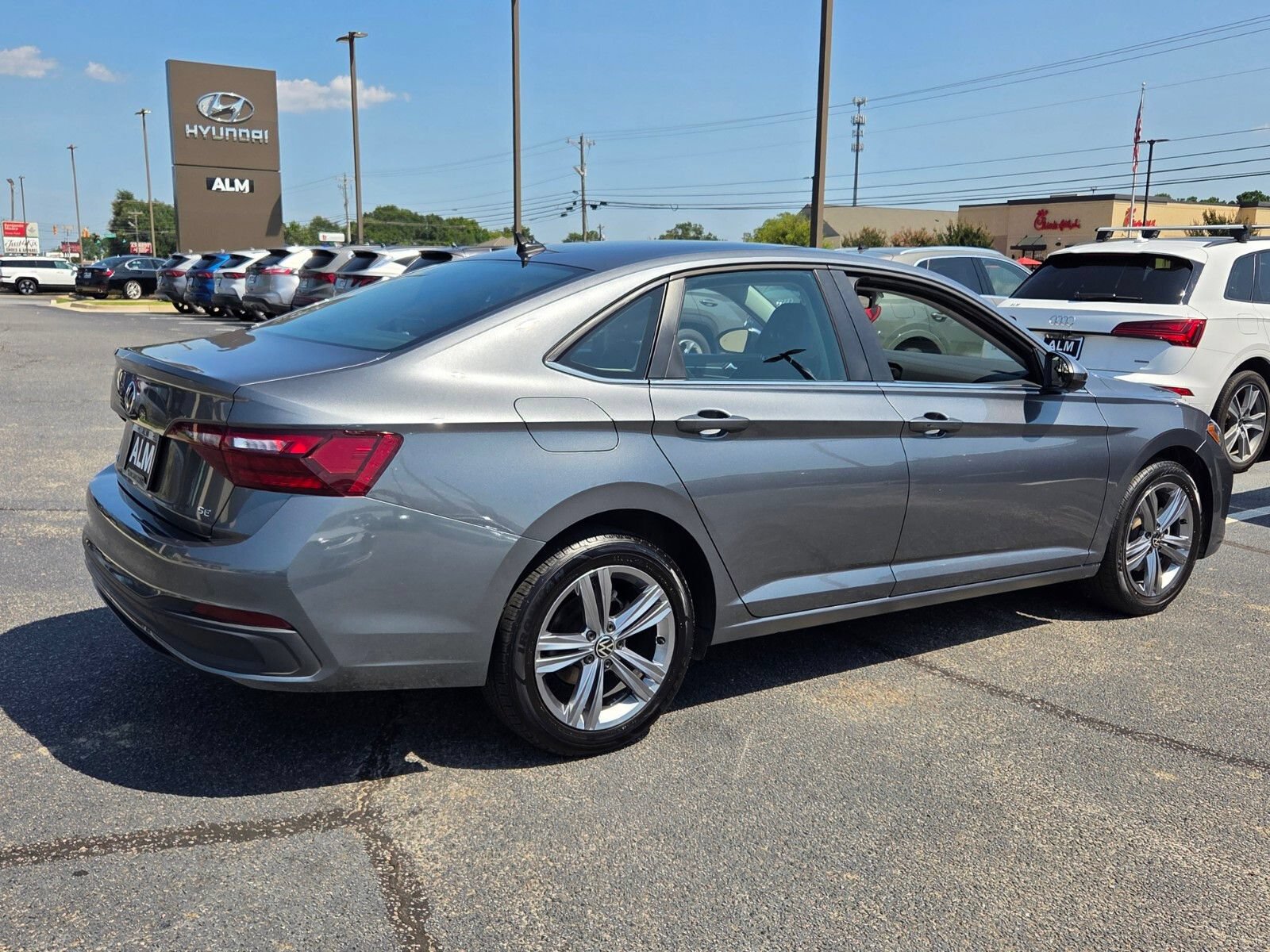 Used 2024 Volkswagen Jetta SE FWD image 14