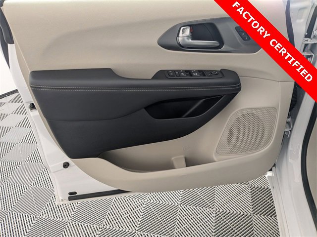 Certified 2024 Chrysler Pacifica Touring-L image 10