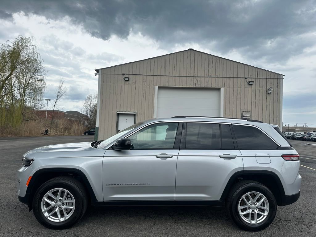 Used 2024 Jeep Grand Cherokee Laredo X AWD/4WD image 9