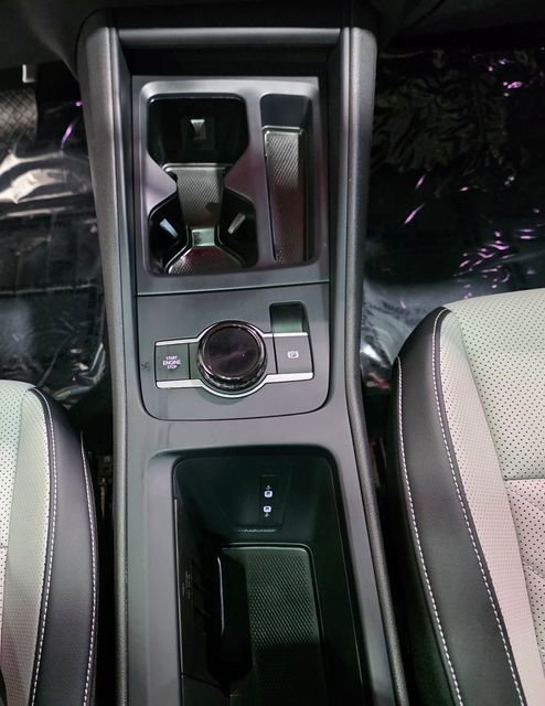 Certified 2025 Volkswagen Tiguan SE image 23