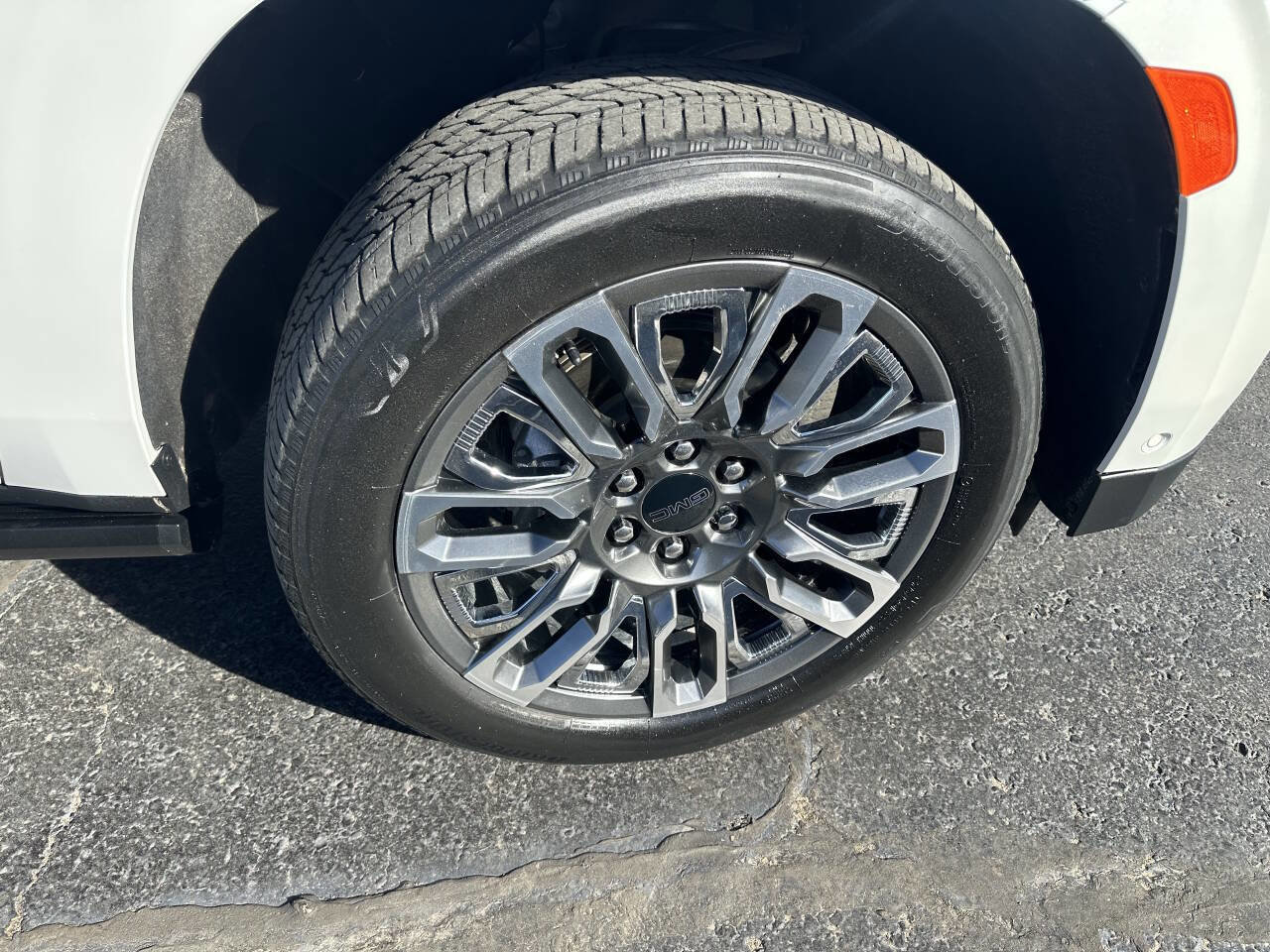 Used 2023 GMC Yukon XL Denali Ultimate AWD/4WD image 6
