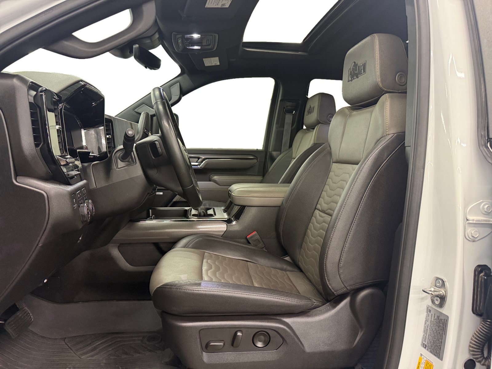 Used 2024 Chevrolet Silverado 2500 ZR2 w/ ZR2 Bison Edition AWD/4WD image 9
