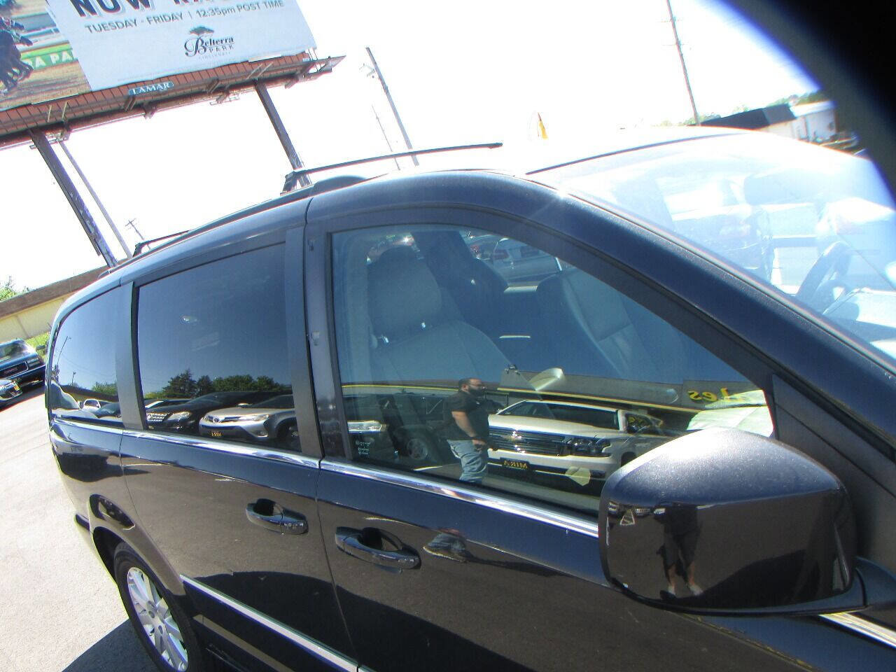 Used 2015 Chrysler Town & Country Touring image 42