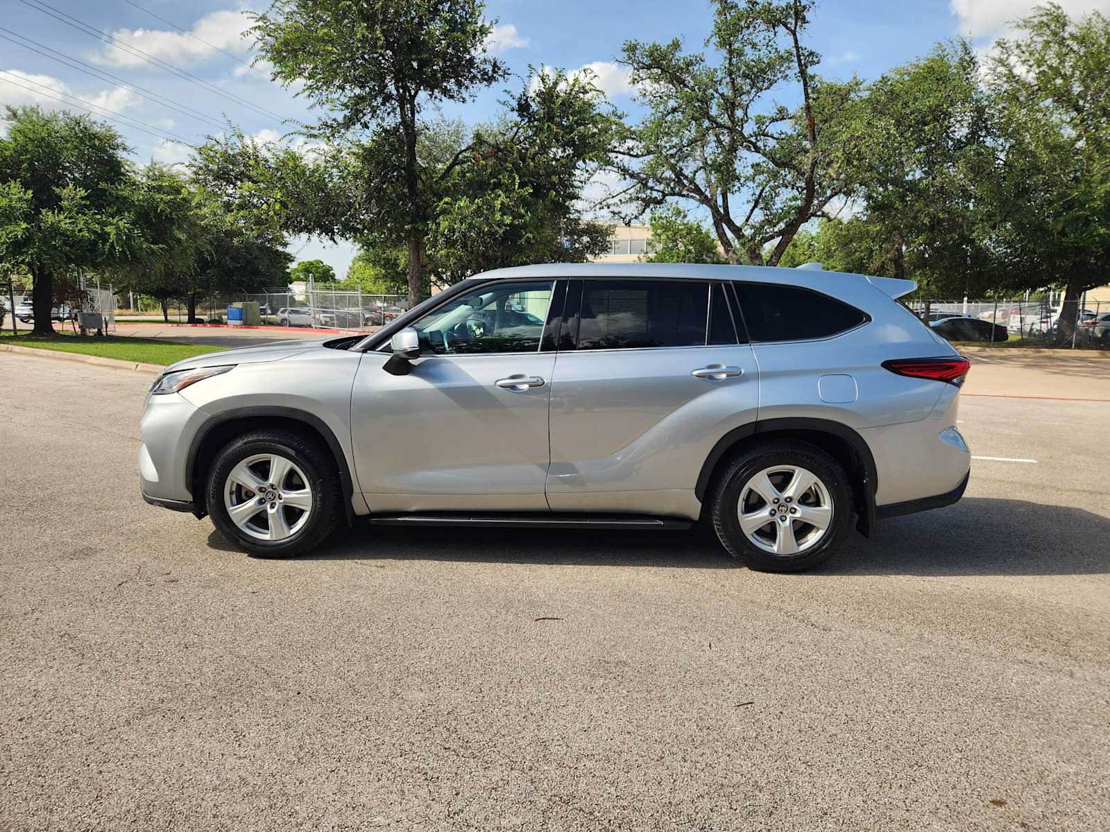 Used 2021 Toyota Highlander LE FWD image 4