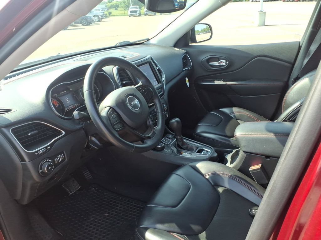 Used 2019 Jeep Cherokee Trailhawk w/ Cold Weather Group AWD/4WD image 12