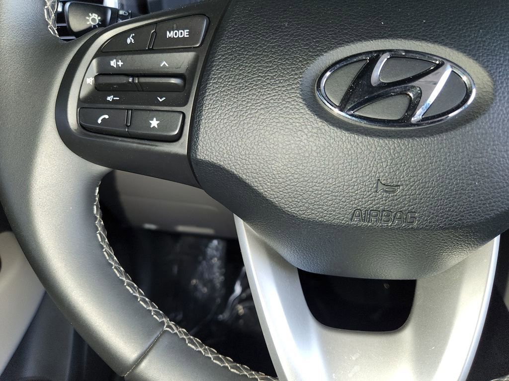 Used 2025 Hyundai Venue SEL image 24