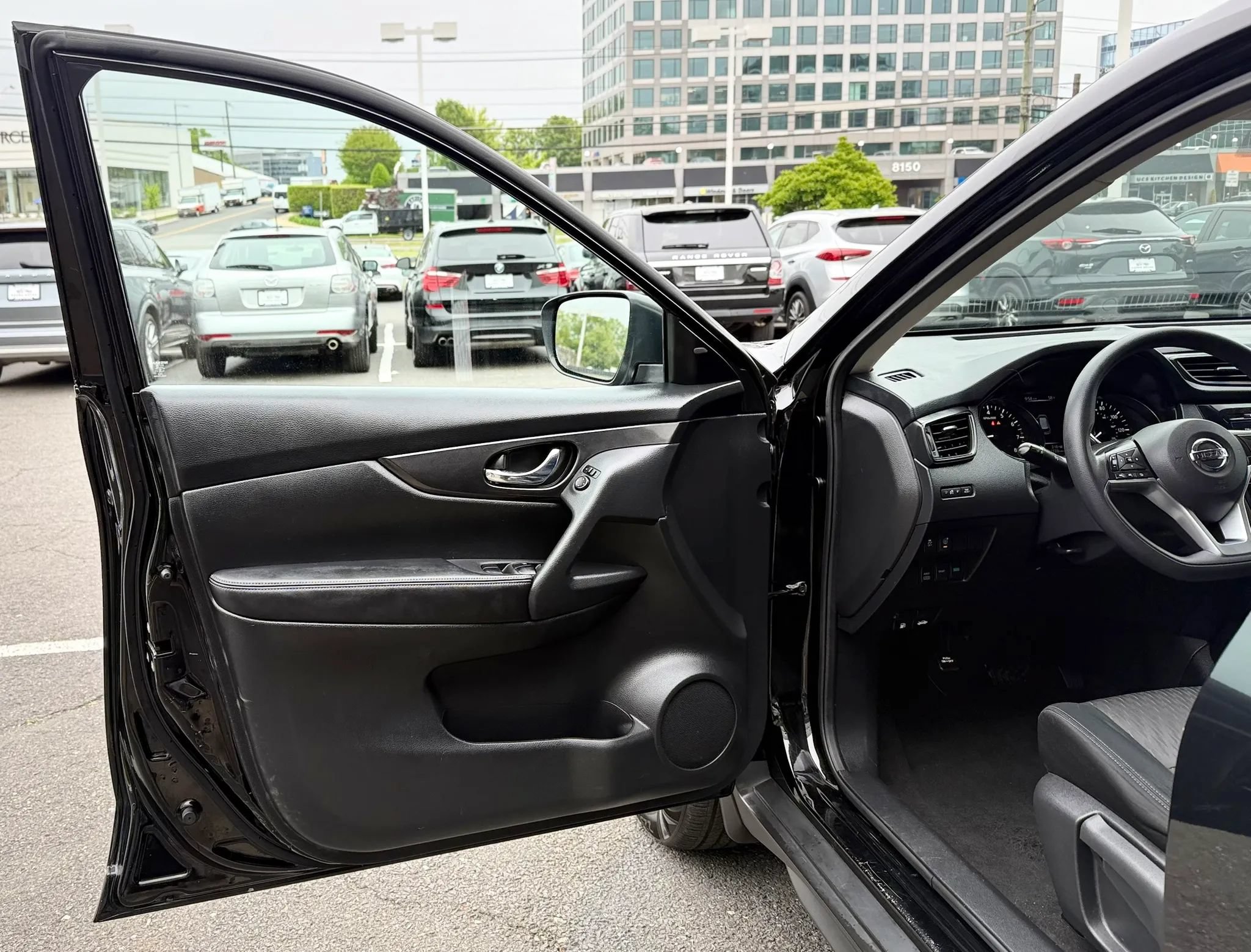 Used 2017 Nissan Rogue S AWD/4WD image 9