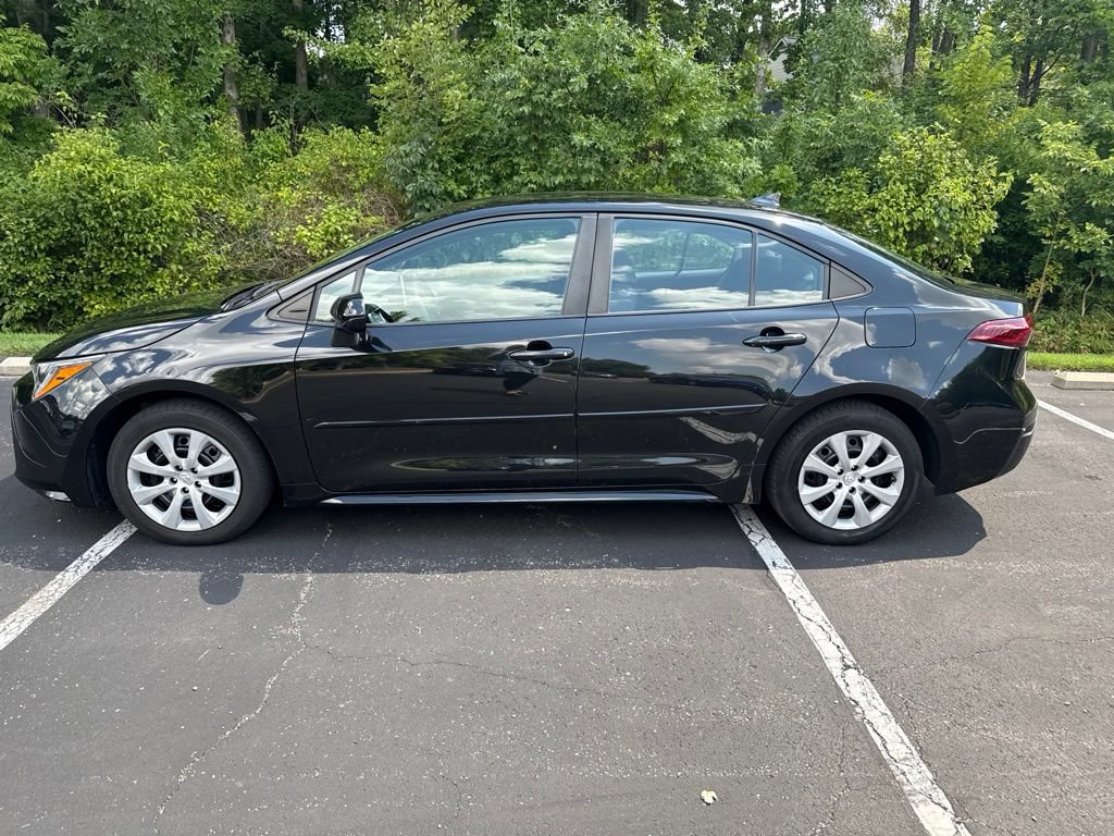 Used 2020 Toyota Corolla LE FWD image 2