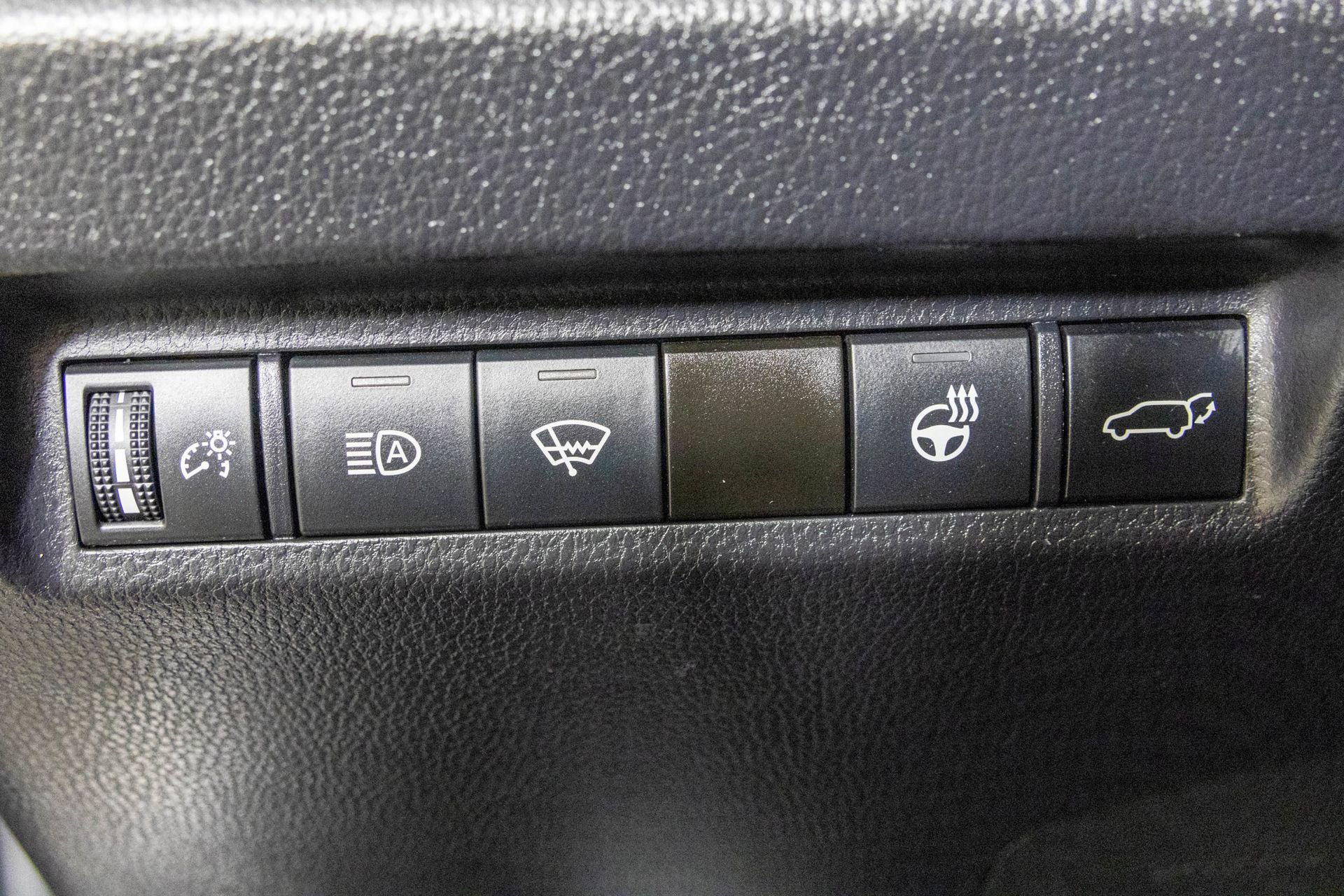 Used 2022 Toyota RAV4 XLE Premium image 32