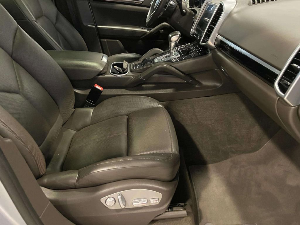 Used 2017 Porsche Cayenne S AWD/4WD image 28