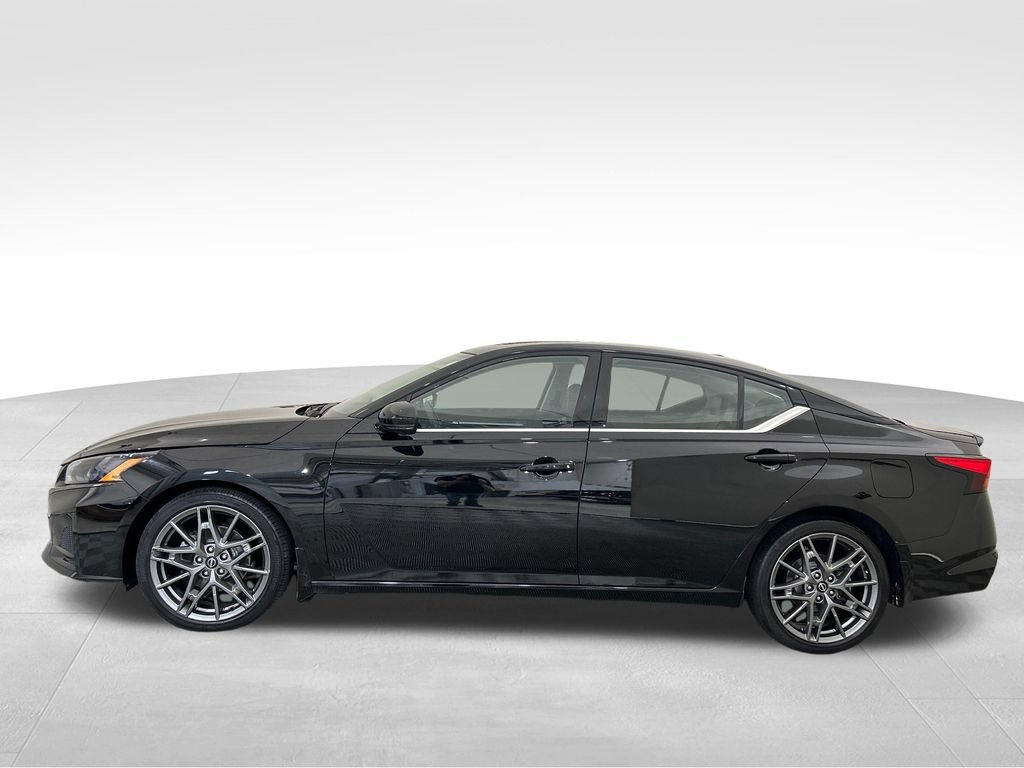 Used 2023 Nissan Altima 2.0 SR FWD image 2